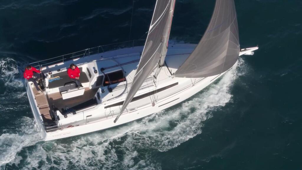 Sailing yacht 