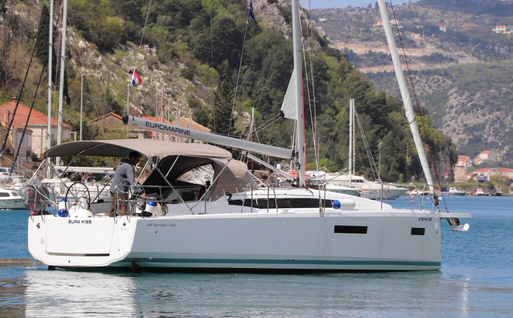 Sailing yacht 