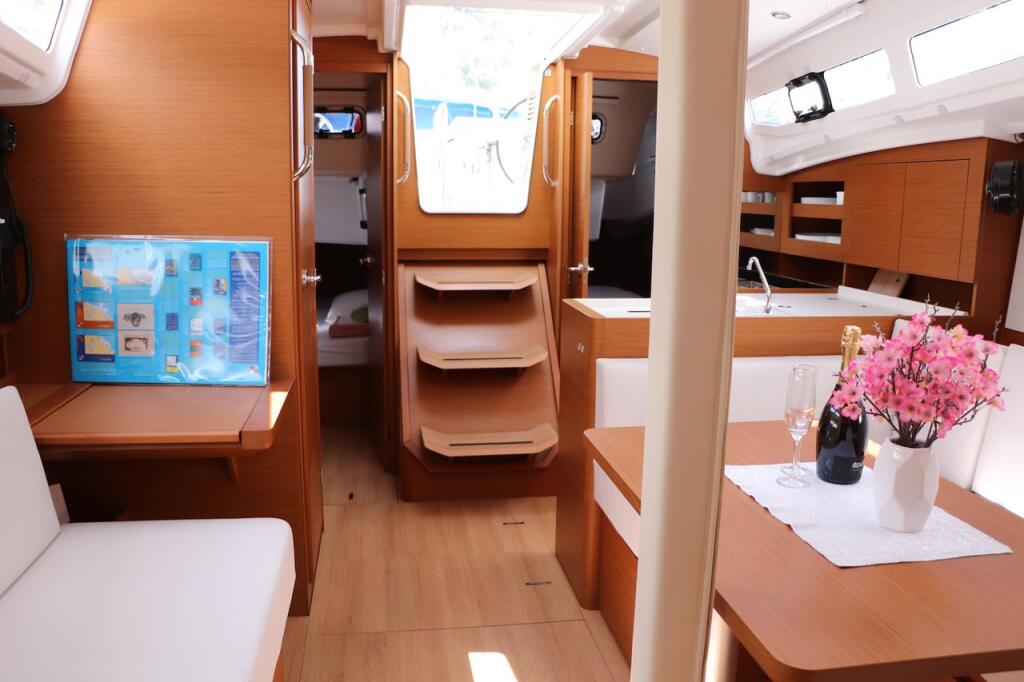 Sailing yacht 