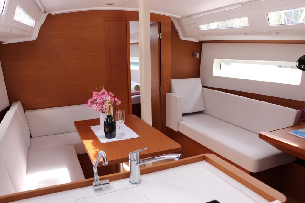 Sailing yacht 