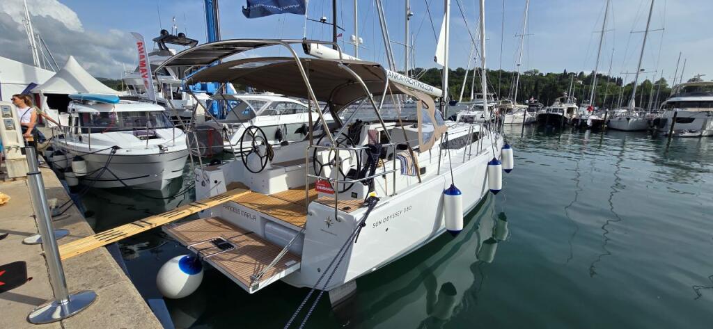 Sailing yacht 