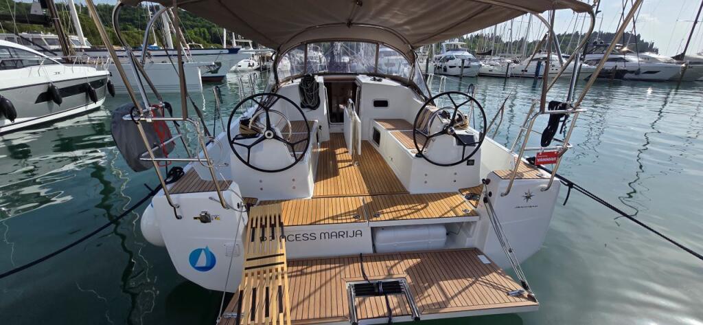 Sailing yacht 