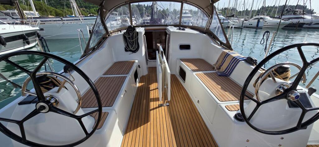 Sailing yacht 