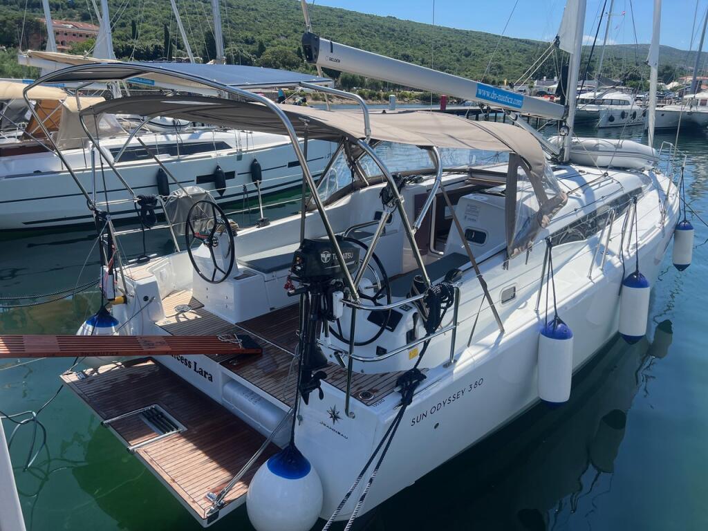 Sailing yacht 