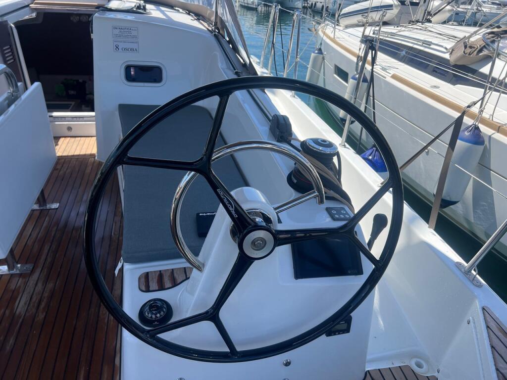Sailing yacht 