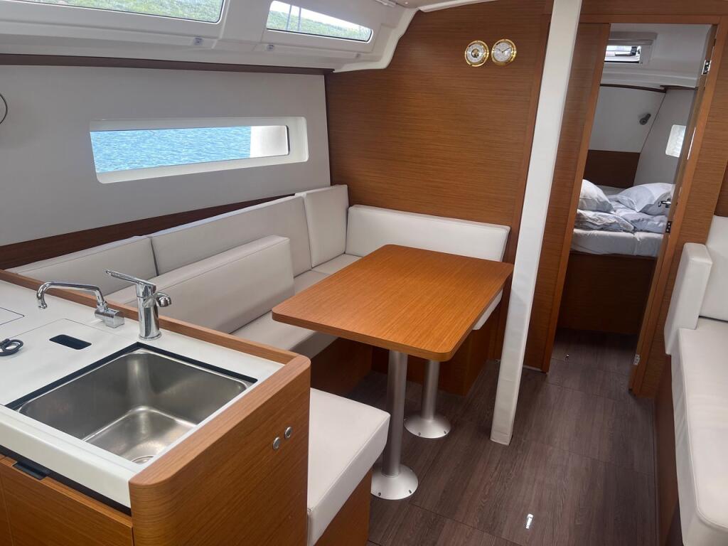 Sailing yacht 