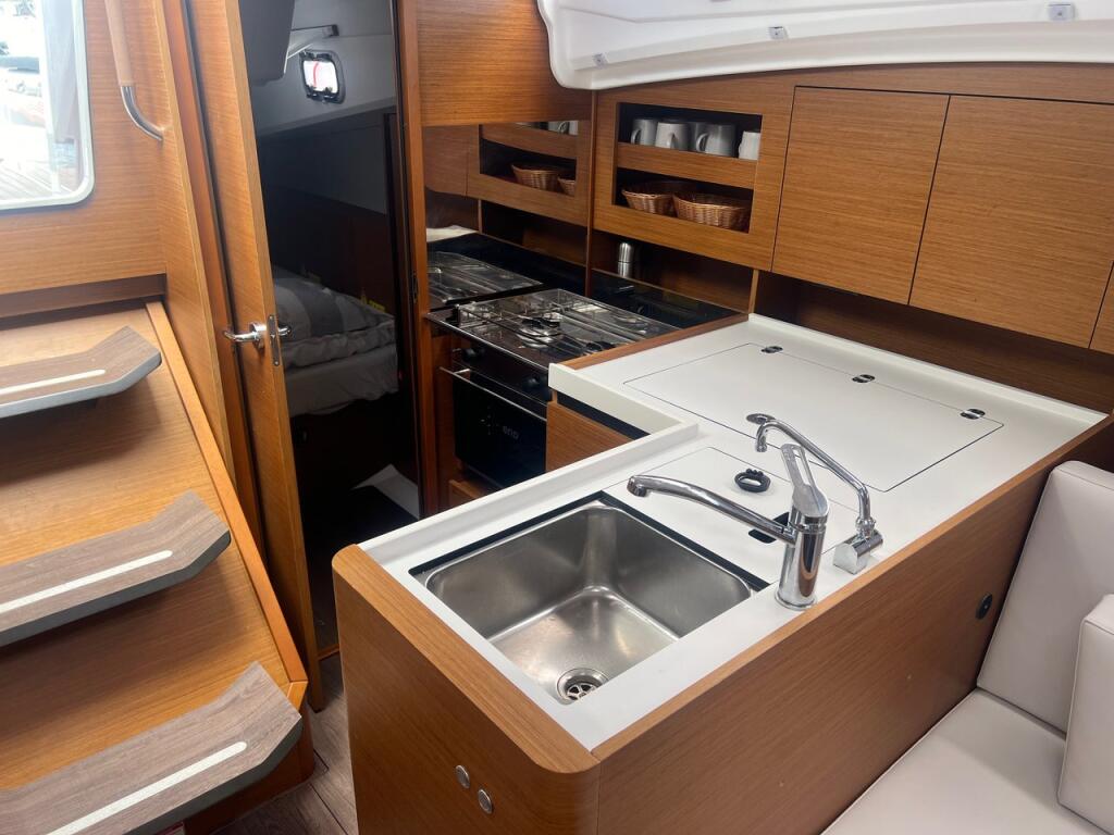 Sailing yacht 