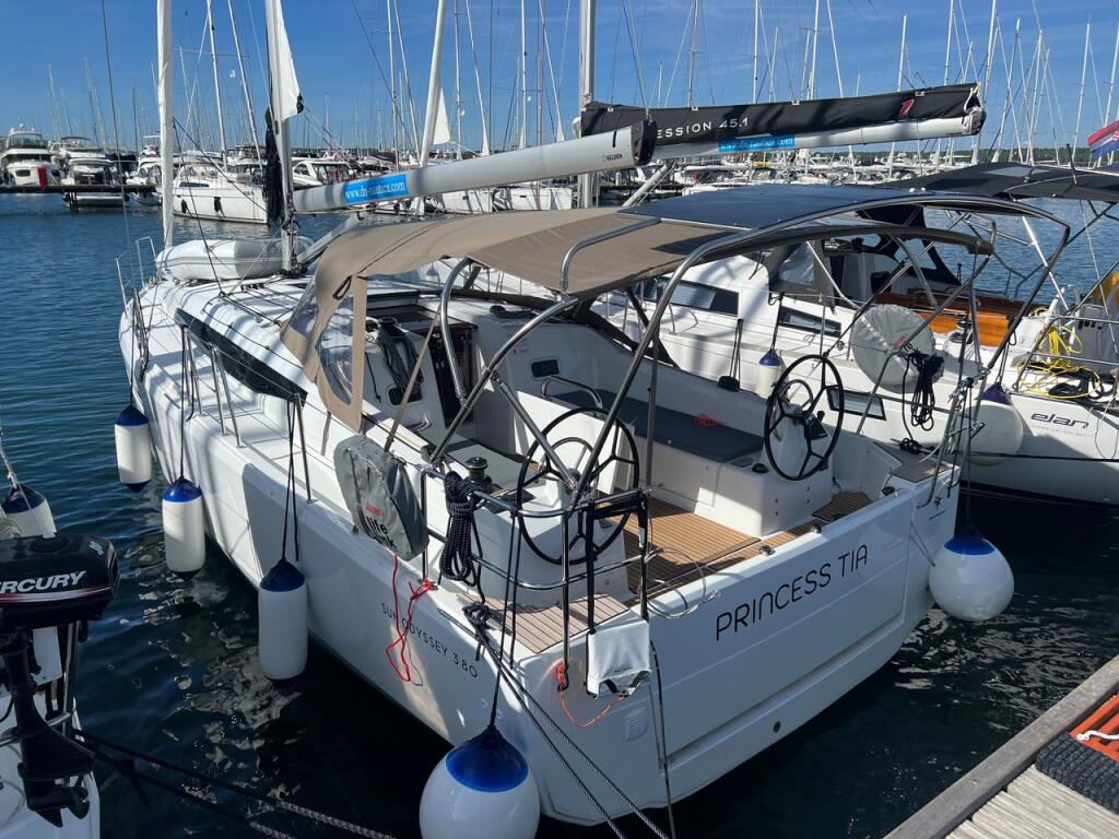 Sailing yacht 
