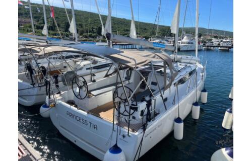 Sailing yacht 