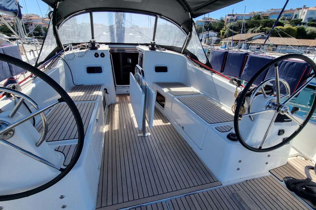 Sailing yacht 