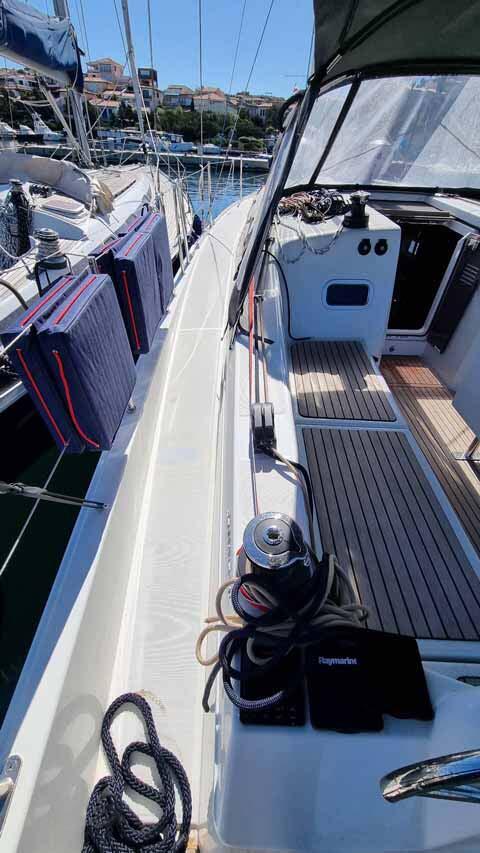 Sailing yacht 