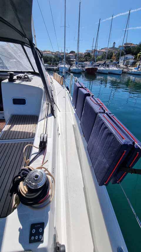 Sailing yacht 