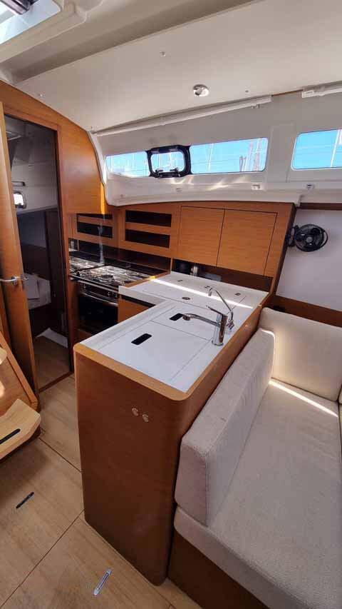 Sailing yacht 