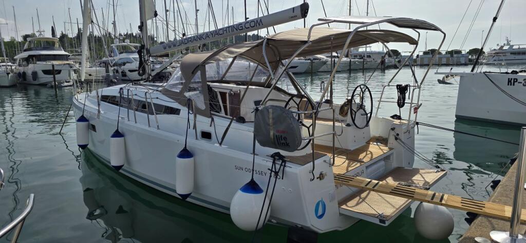 Sailing yacht 