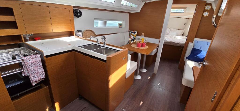 Sailing yacht 