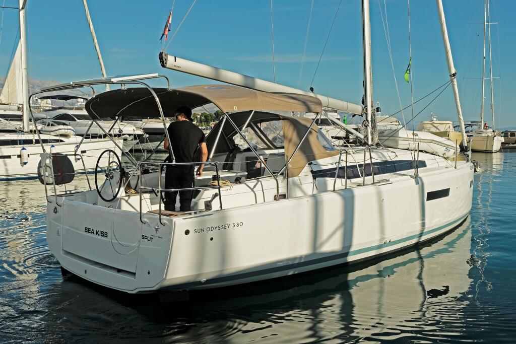Sailing yacht 