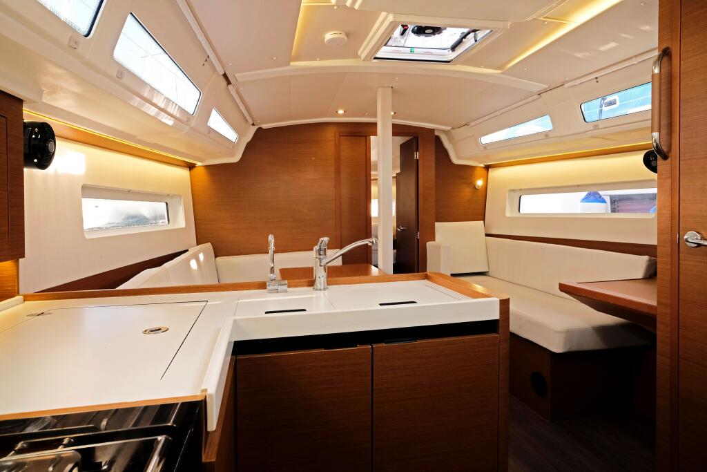 Sailing yacht 