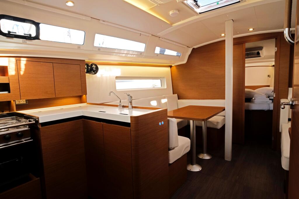 Sailing yacht 