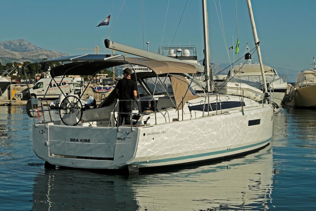 Sailing yacht 