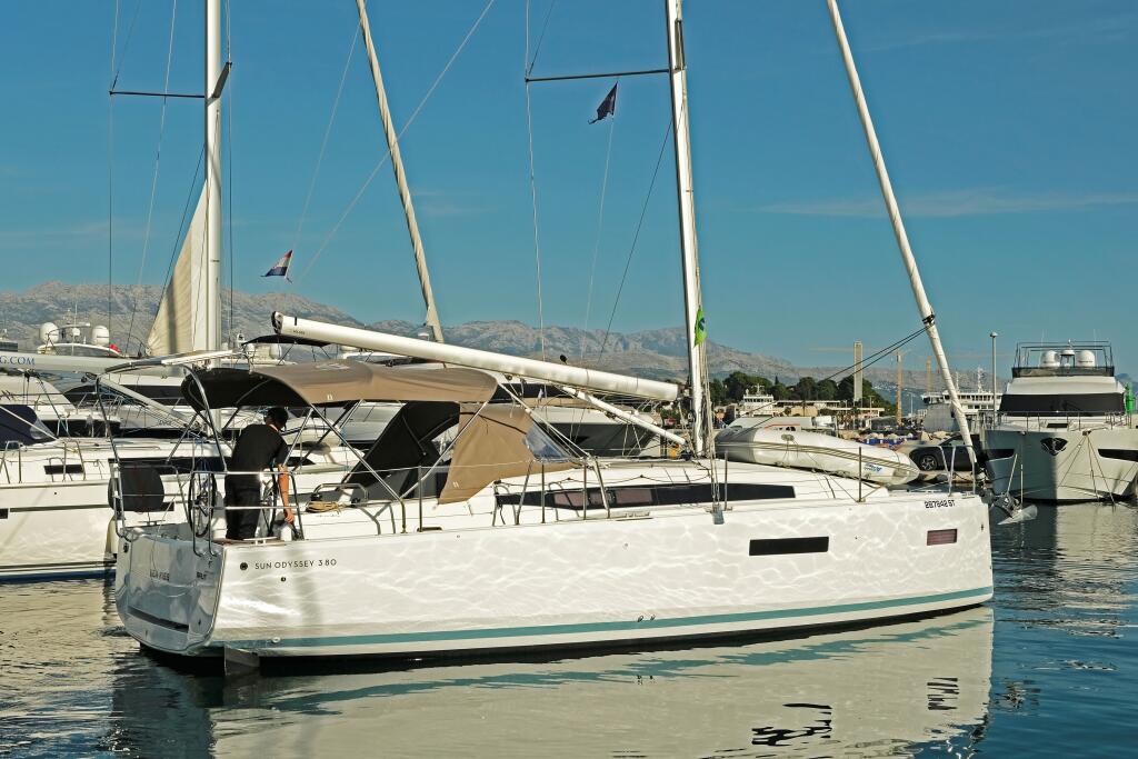 Sailing yacht 
