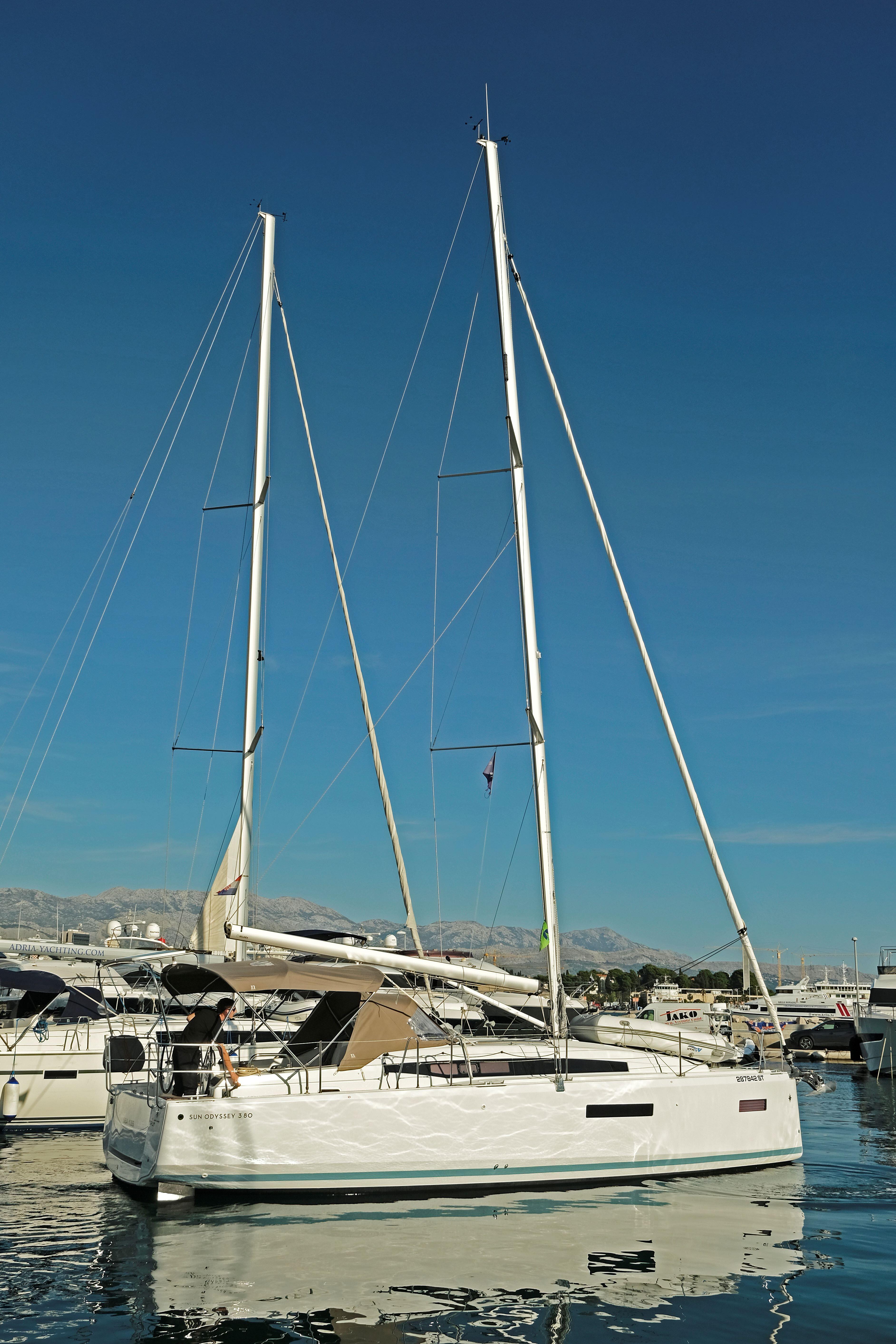 Sailing yacht 