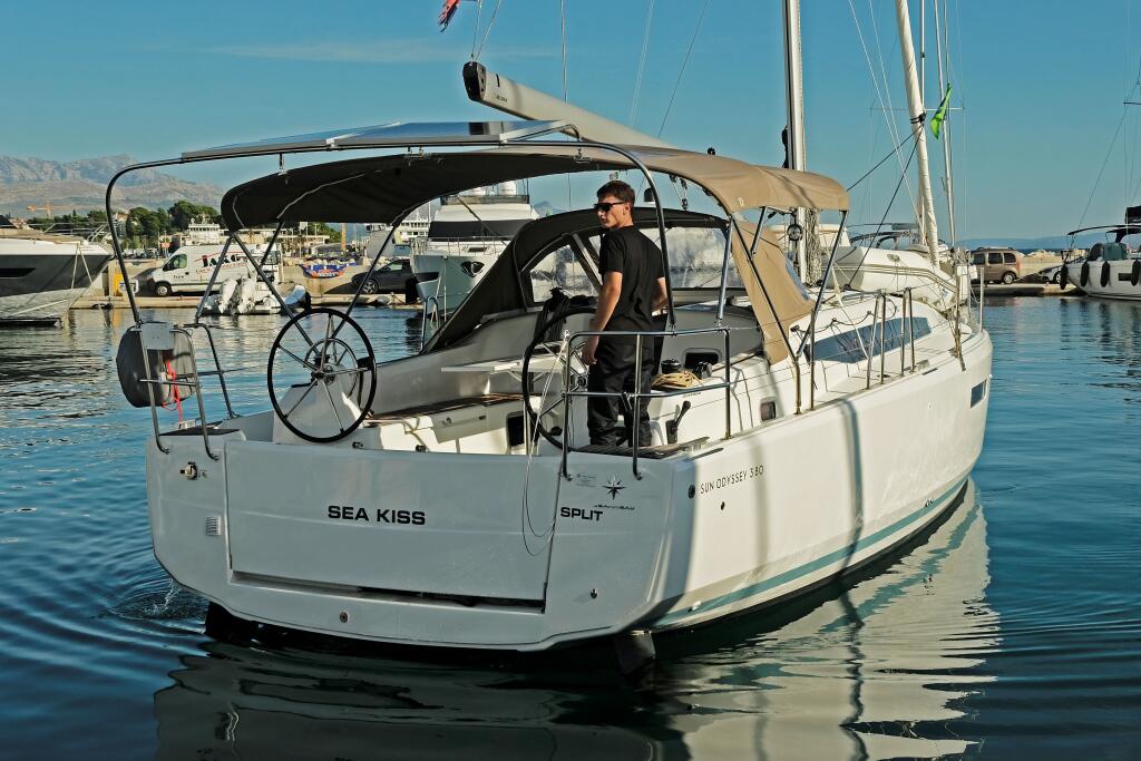 Sailing yacht 