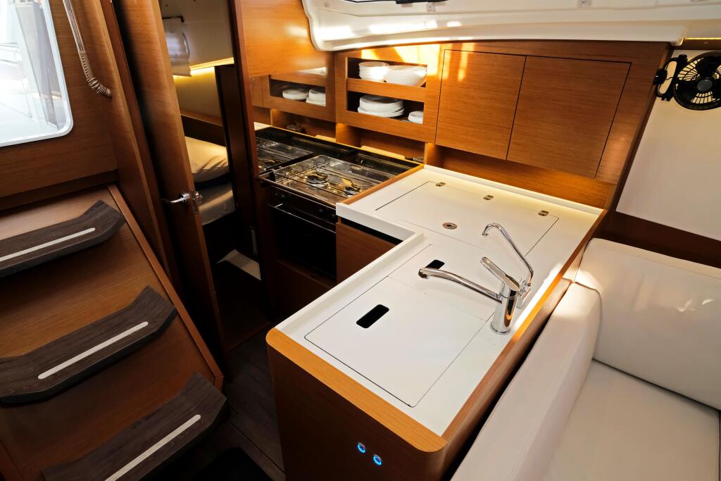 Sailing yacht 