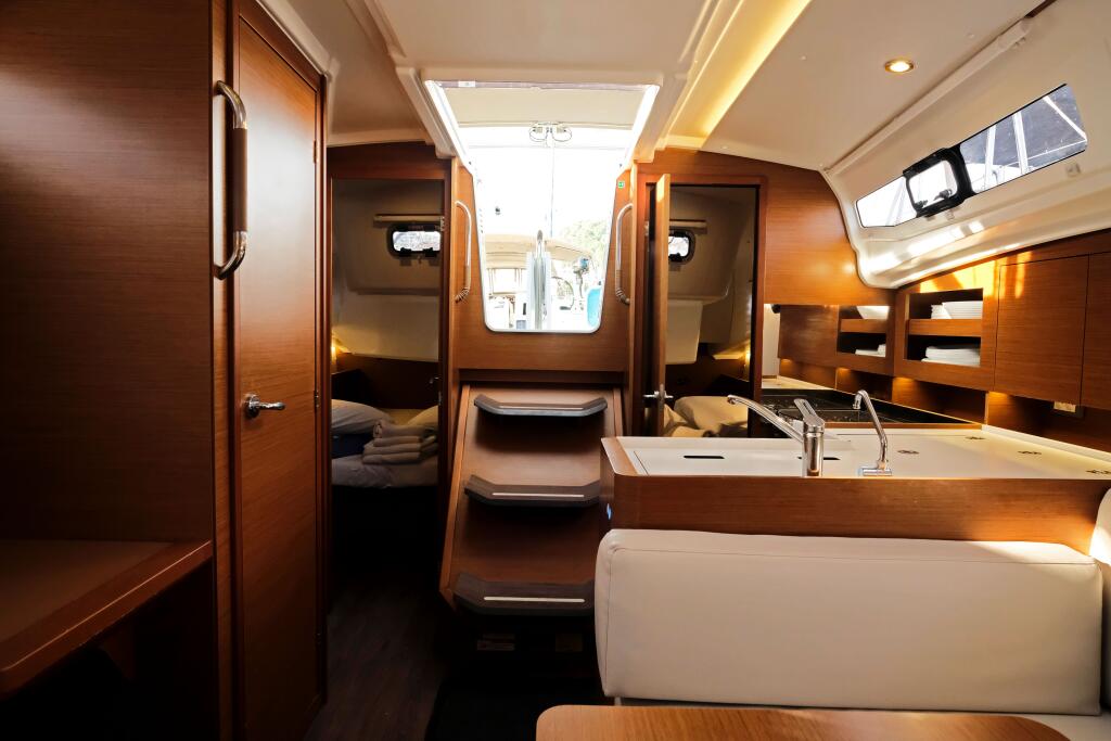 Sailing yacht 