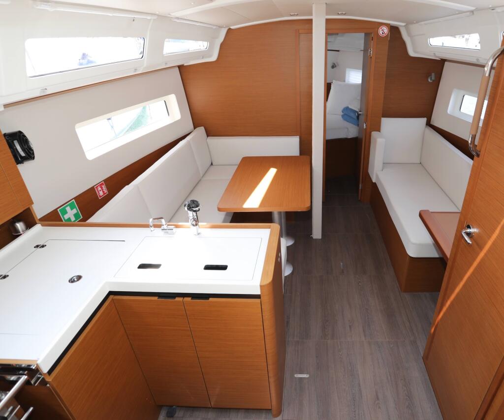 Sailing yacht 