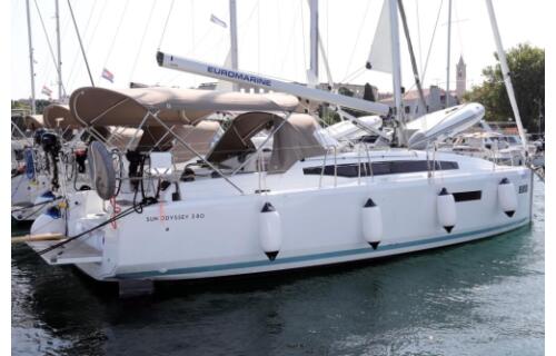Sailing yacht 