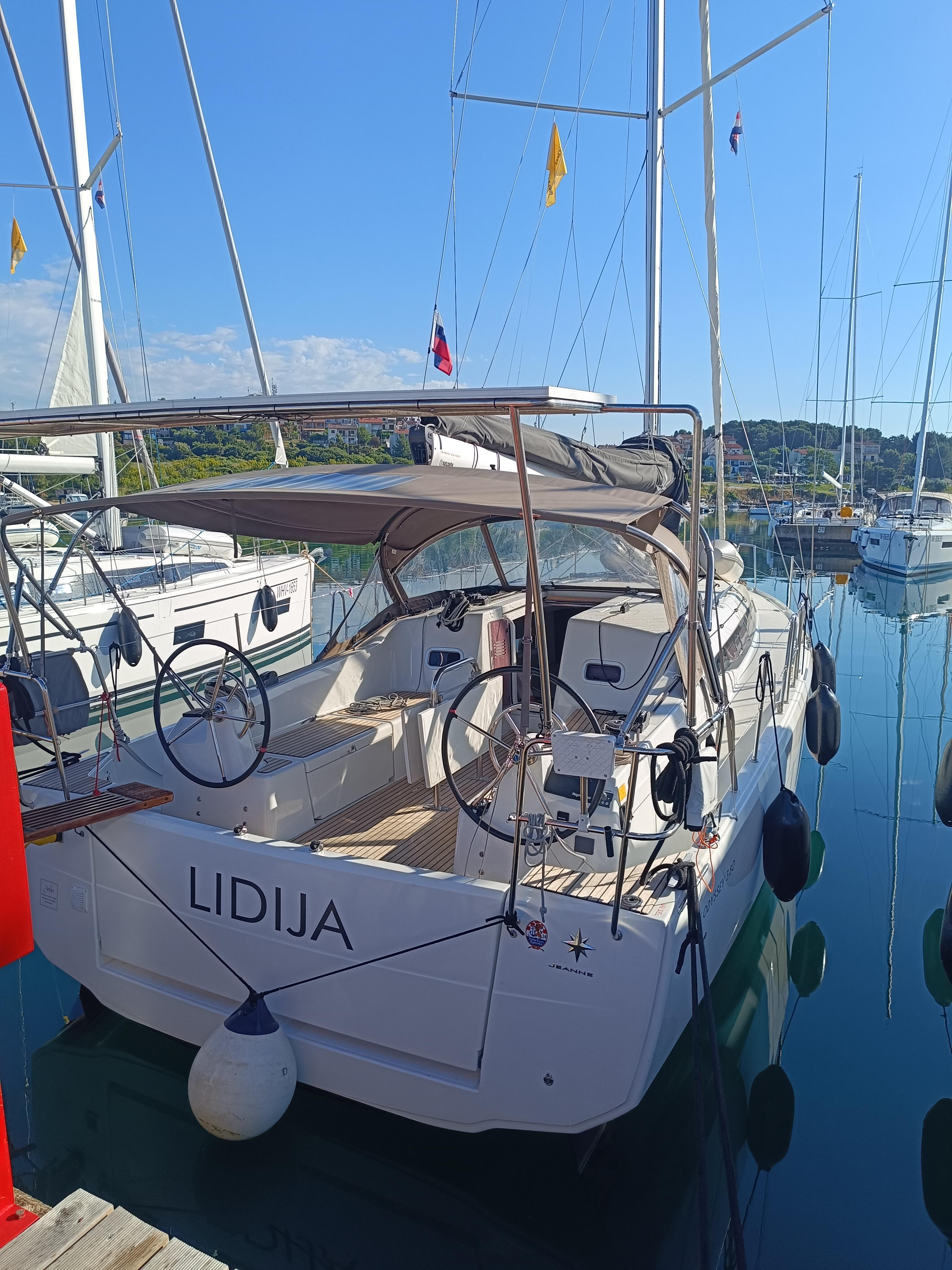 Sailing yacht 