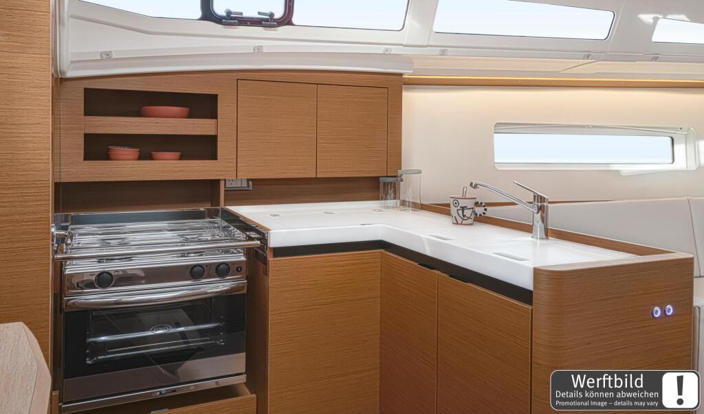 Sailing yacht 
