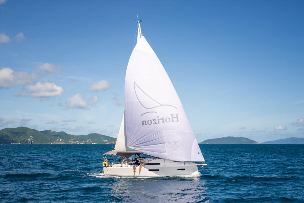 Sailing yacht 