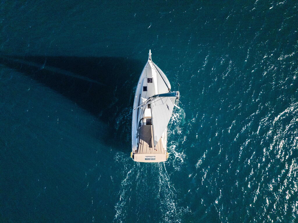Sailing yacht 