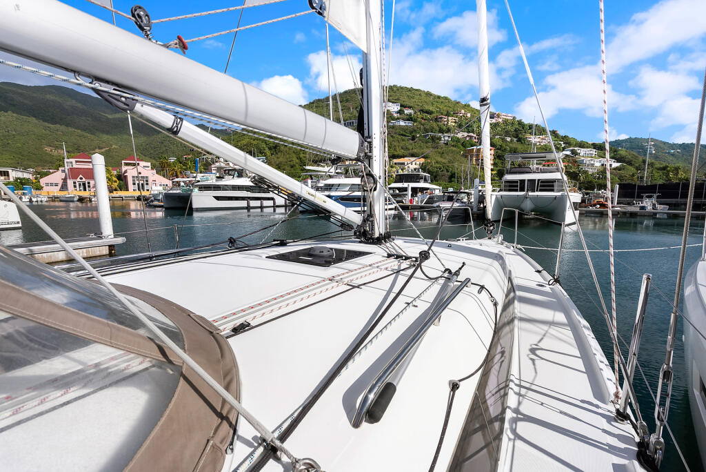 Sailing yacht 
