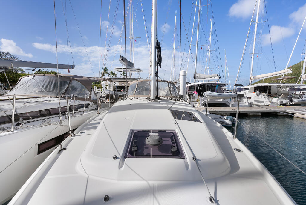 Sailing yacht 