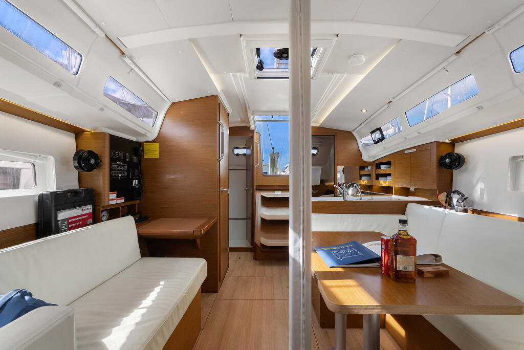 Sailing yacht 