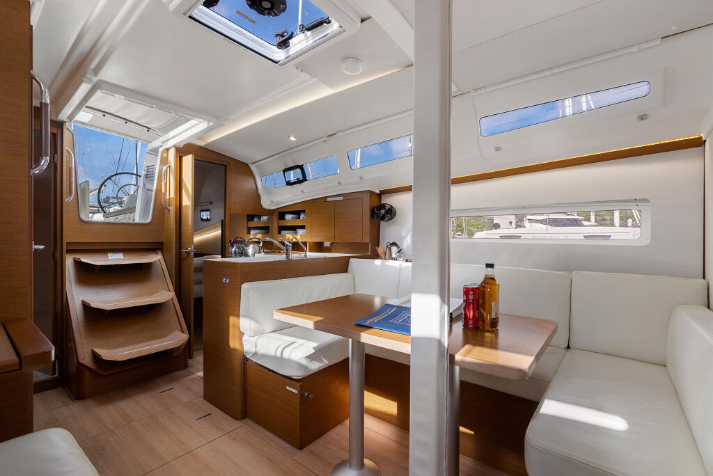 Sailing yacht 