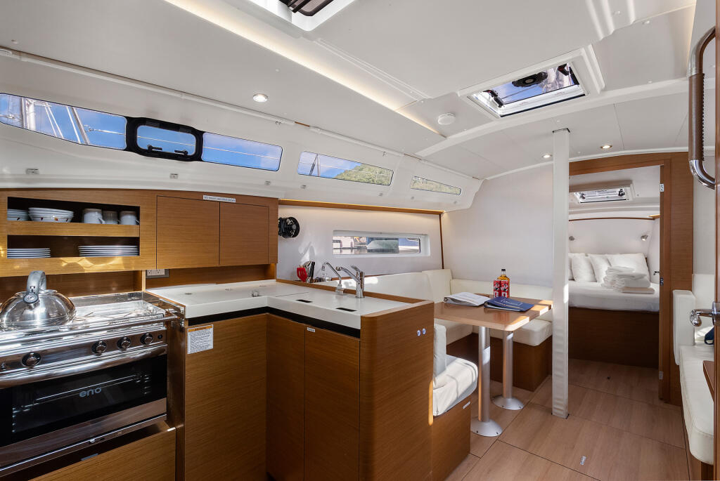 Sailing yacht 