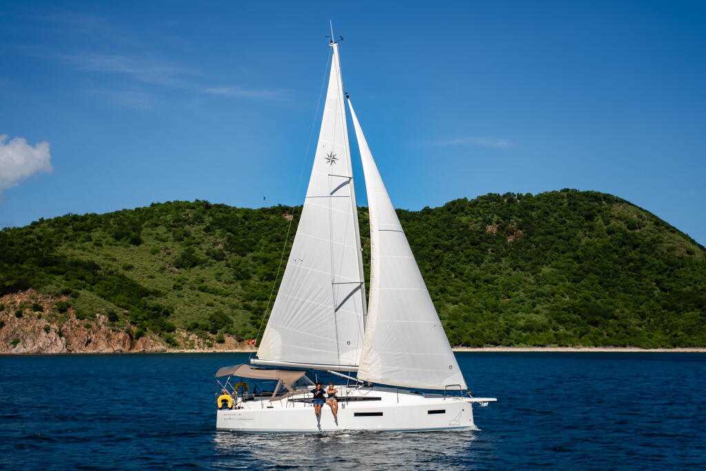 Sailing yacht 