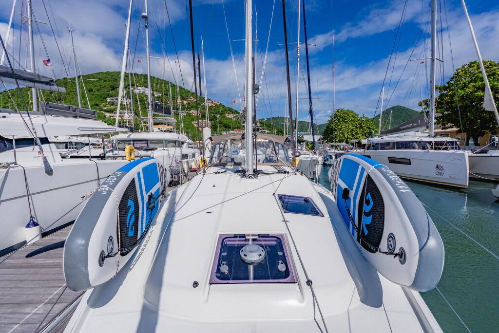 Sailing yacht 