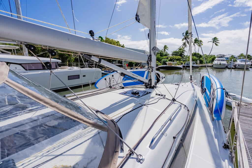 Sailing yacht 