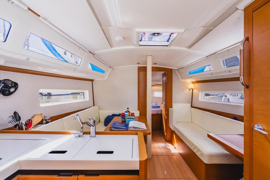 Sailing yacht 