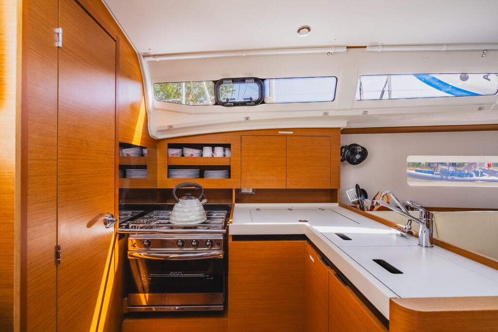 Sailing yacht 
