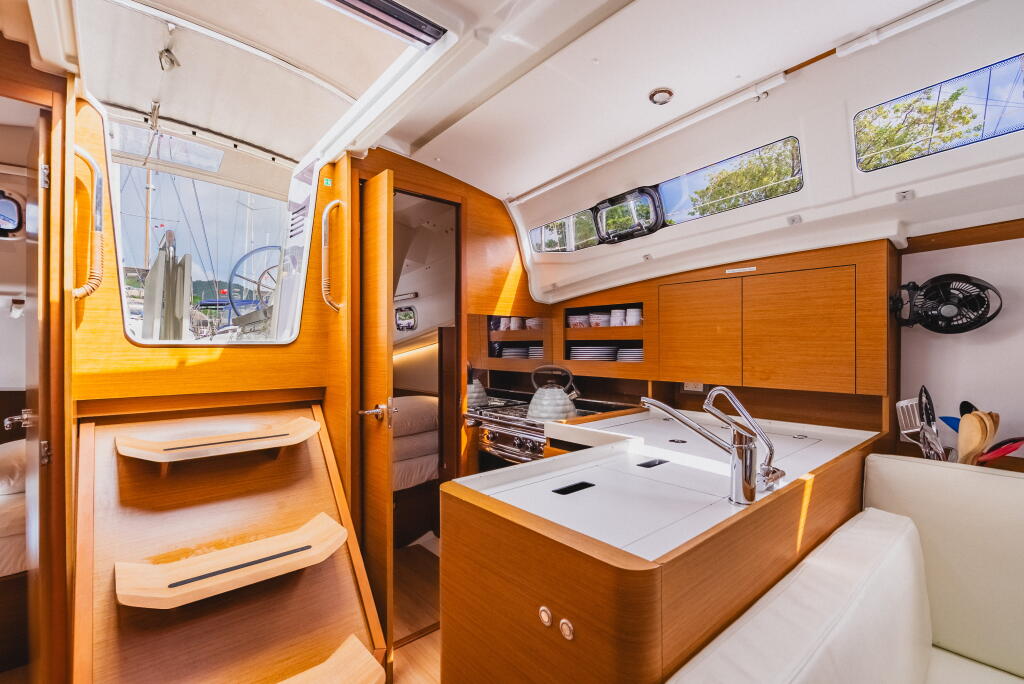 Sailing yacht 