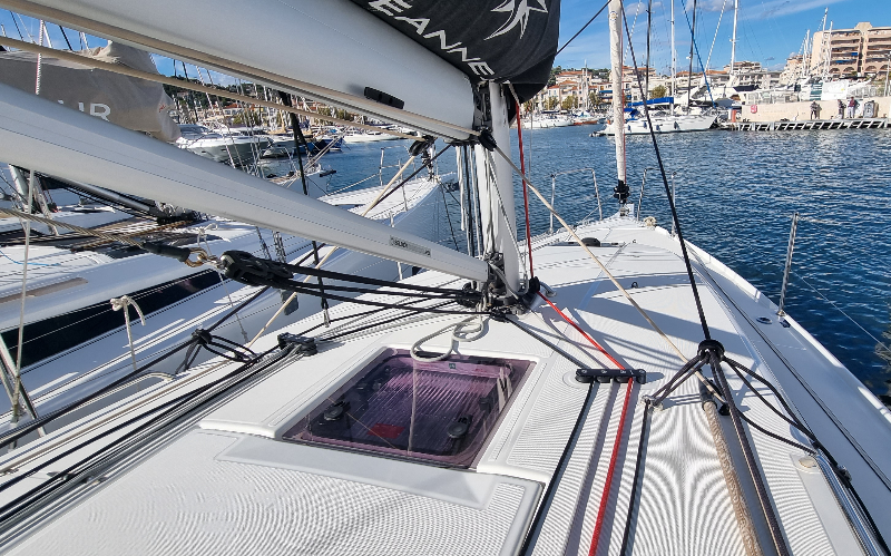 Sailing yacht 