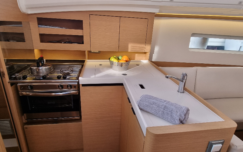 Sailing yacht 