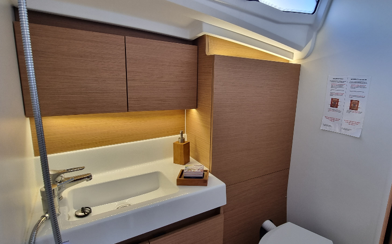 Sailing yacht 