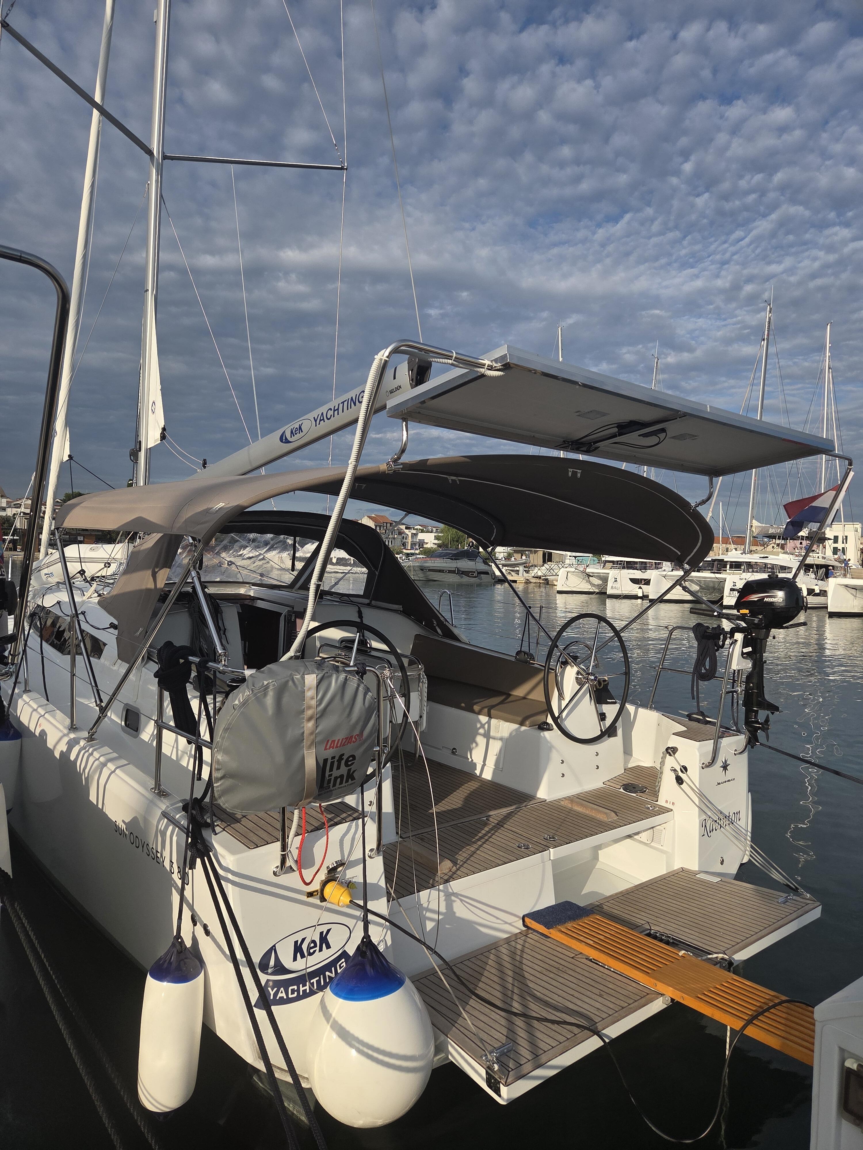 Sailing yacht 
