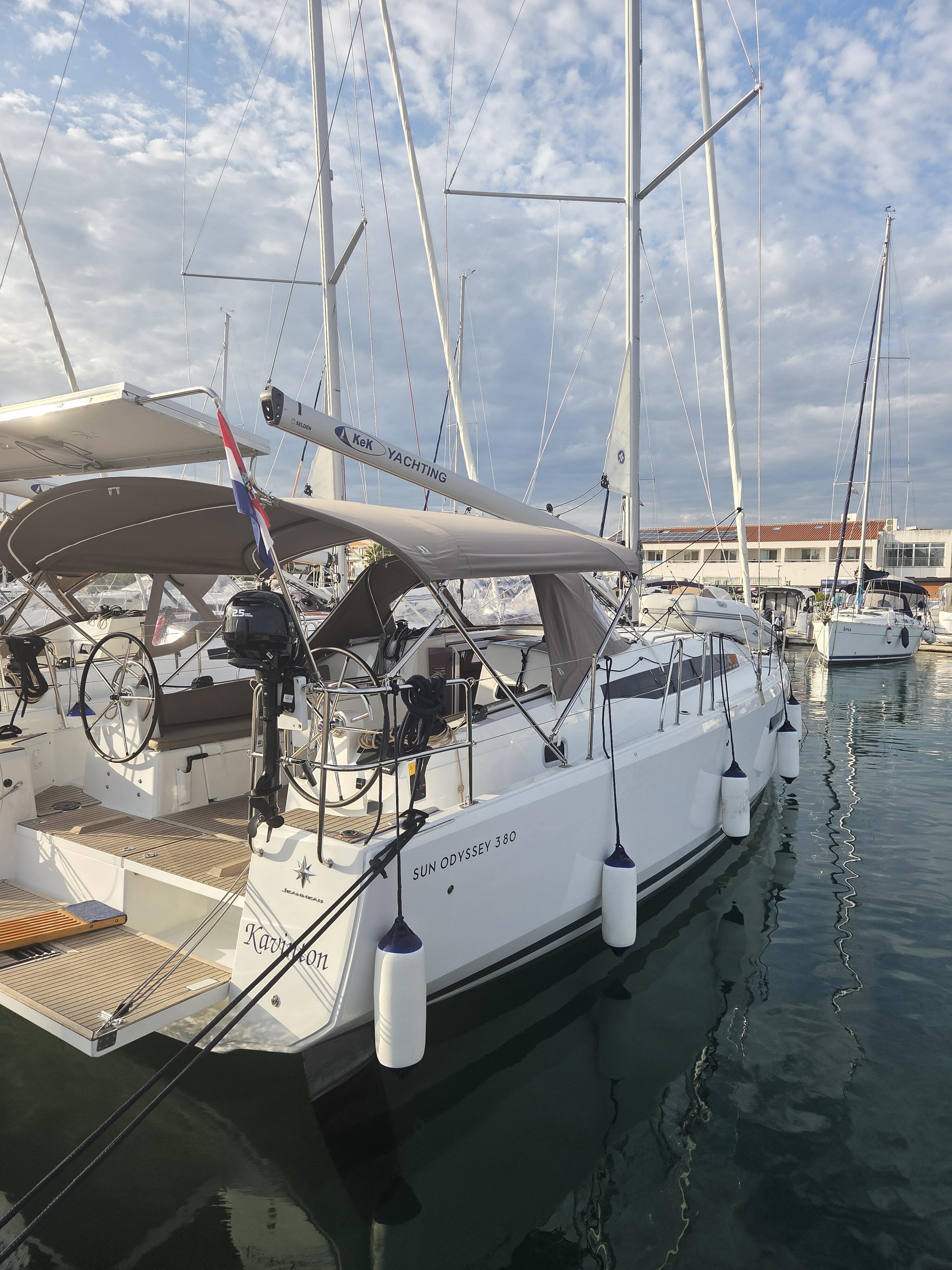 Sailing yacht 